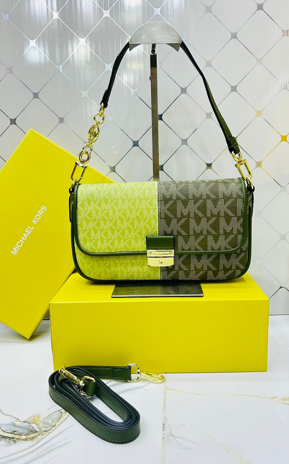 MICHAEL KORS BRADSHAW CONVERTIBLE SHOULDER BAG